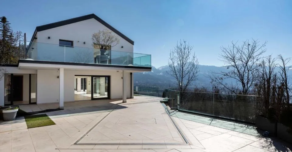 Propriété lumineuse avec piscine et vue panoramique