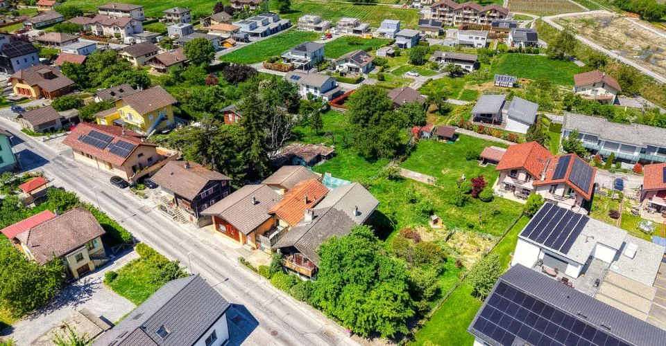 EXCLUSIVITE Immeuble de 3 appartements à rénover au centre du village – foto 8 di 9