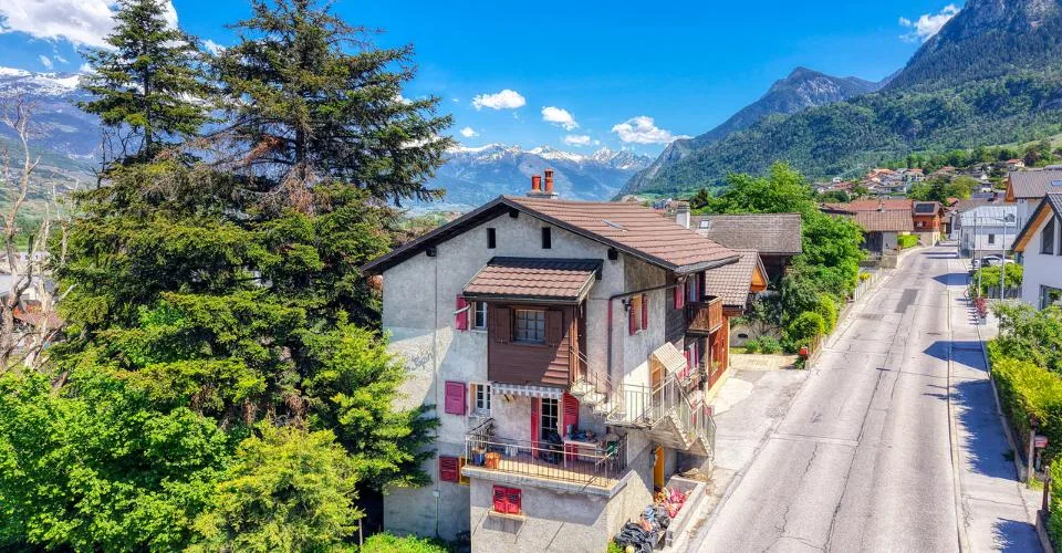 EXCLUSIVITE Immeuble de 3 appartements à rénover au centre du village – foto 2 di 9
