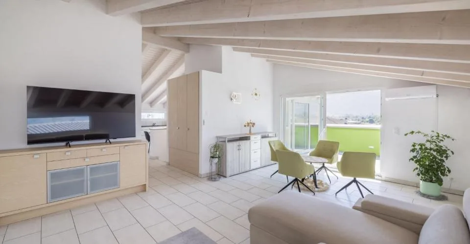 Spacieux attique de 4,5 pièces de 146 m2 bénéficiant d'une vue imprenable sur les Alpes