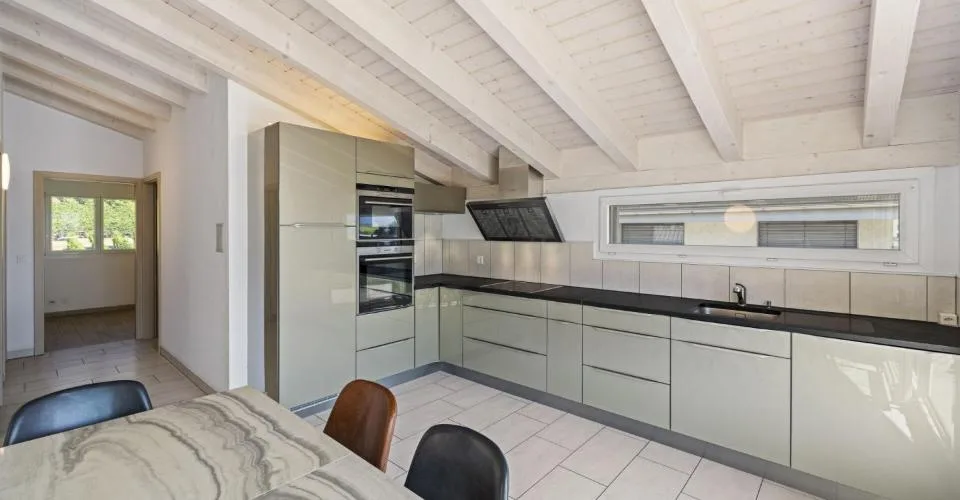 Spacieux attique de 4,5 pièces de 146 m2 bénéficiant d'une vue imprenable sur les Alpes