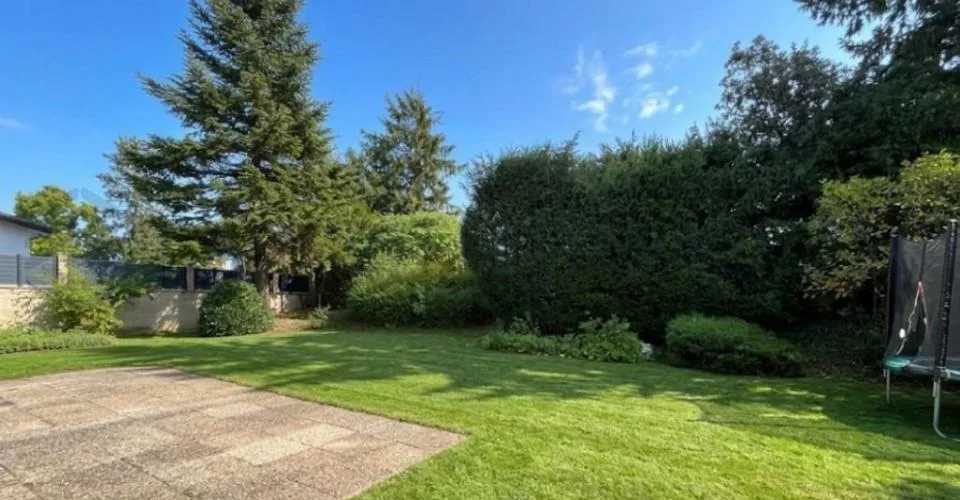 Villa plain-pied avec beau jardin