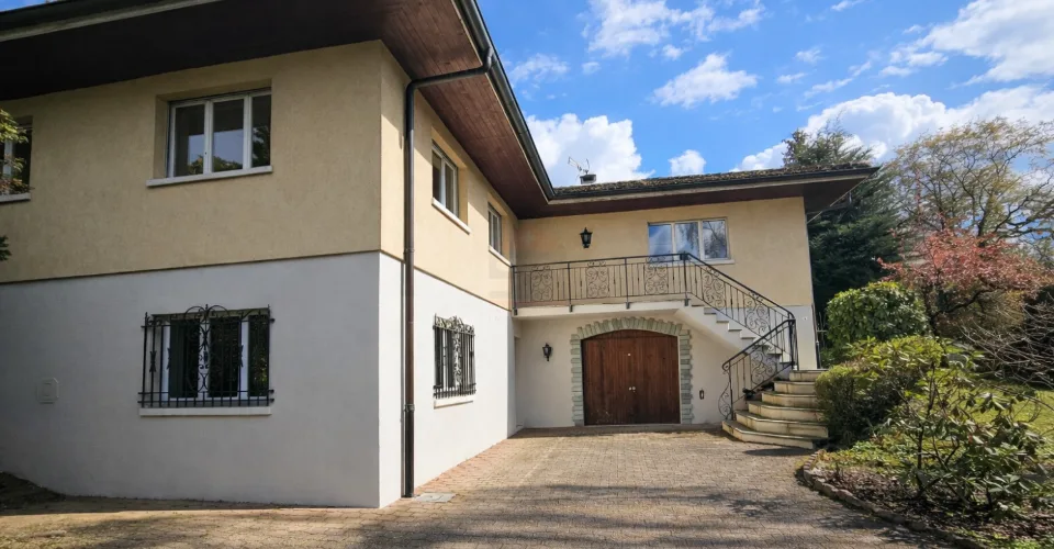 Élégante villa individuelle aux volumes généreux sur parcelle arborée de 1'088 m²