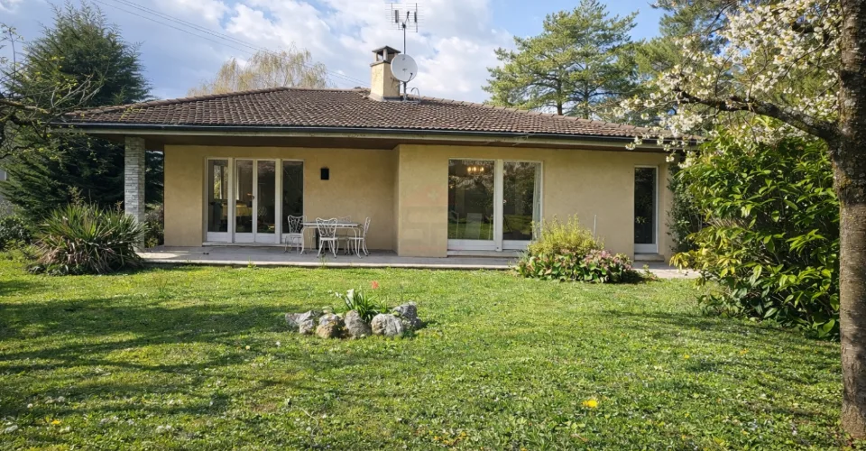 Élégante villa individuelle aux volumes généreux sur parcelle arborée de 1'088 m²