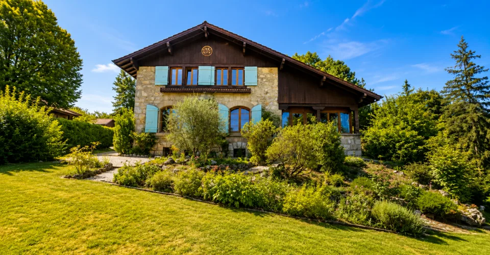 Maison individuelle de caractère - Vue dégagée sur le Salève, gros volume et fort potentiel d'aménagement.