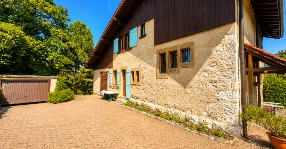 Maison individuelle de caractère - Vue dégagée sur le Salève, gros volume et fort potentiel d'aménagement.