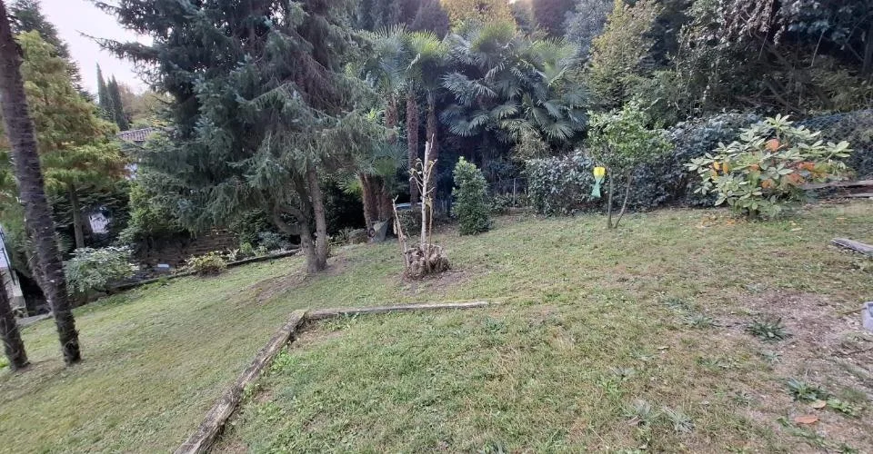 Terreno edificabile con vista lago e accesso privato  posizione esclusiva vicino al Lago di Lugano