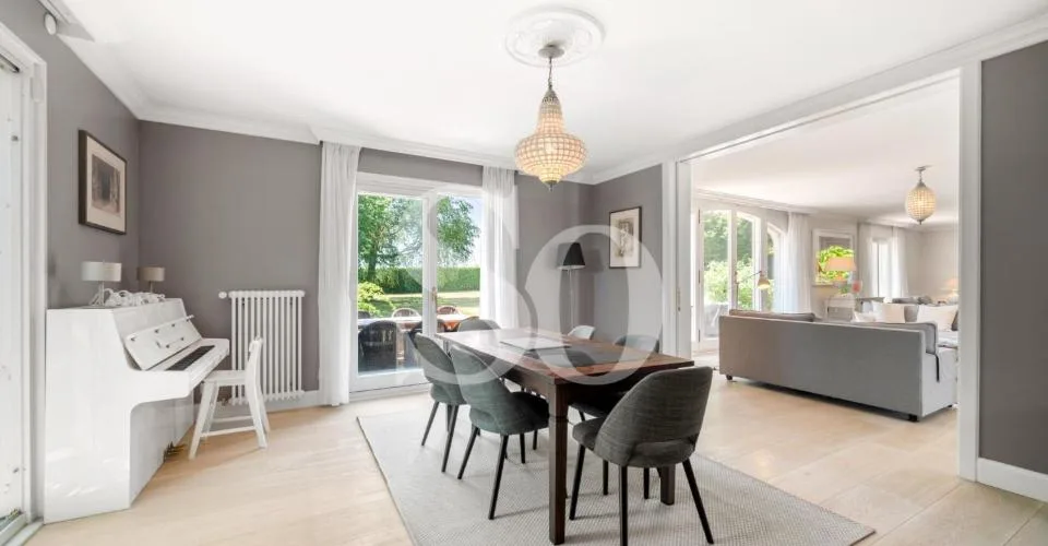 Exclusivité: Élégante villa familiale sur une vaste parcelle à quelques pas du lac – photo 4 sur 25