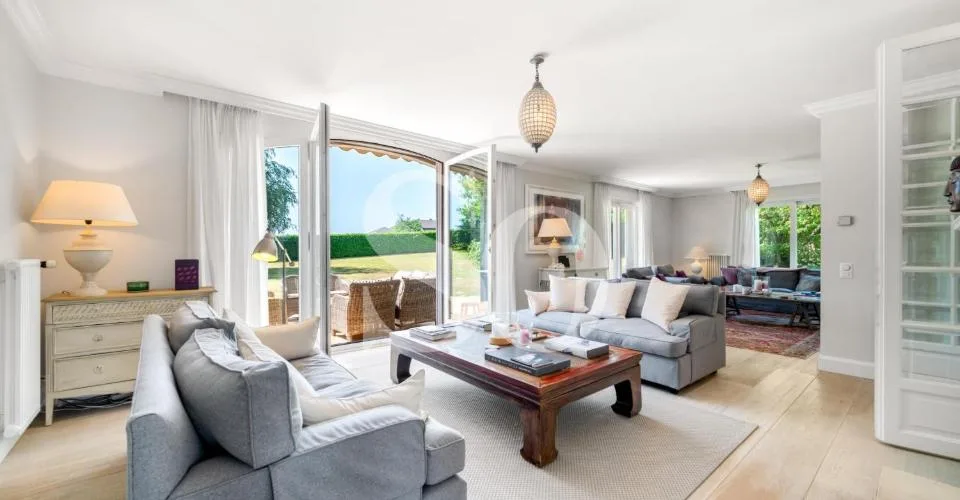 Exclusivité: Élégante villa familiale sur une vaste parcelle à quelques pas du lac – photo 3 sur 25