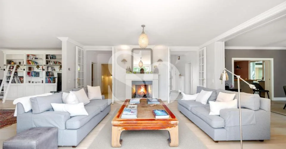 Exclusivité: Élégante villa familiale sur une vaste parcelle à quelques pas du lac – photo 5 sur 25
