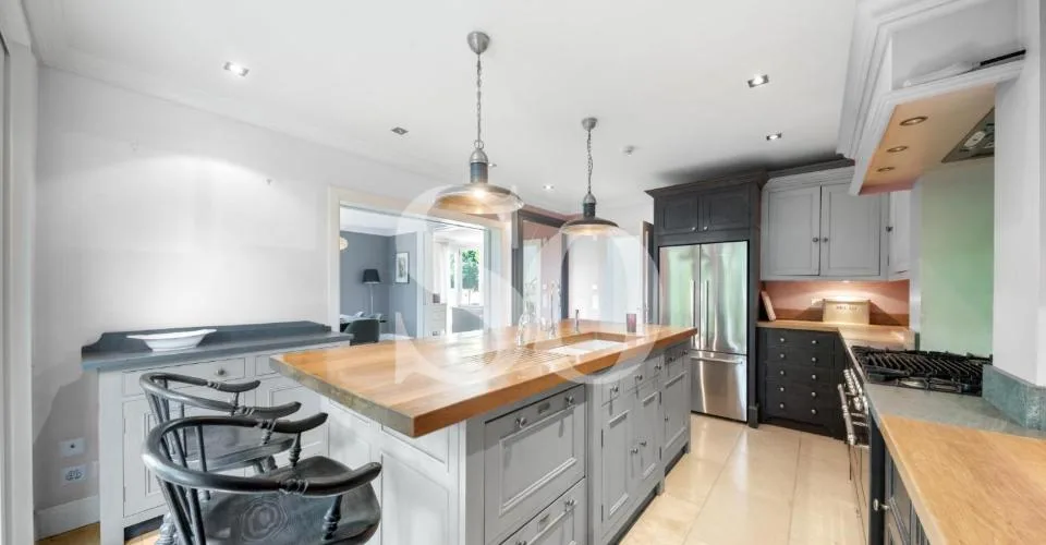 Exclusivité: Élégante villa familiale sur une vaste parcelle à quelques pas du lac – photo 6 sur 25
