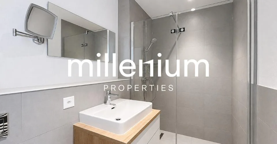 Luxurious villa with a panoramic view of the mountains and lake – Foto 25 von 26
