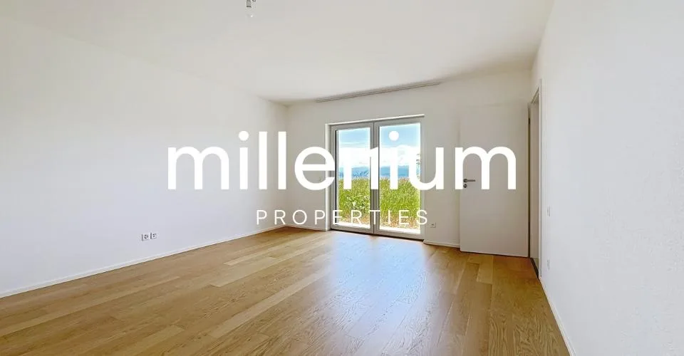 Luxurious villa with a panoramic view of the mountains and lake – Foto 24 von 26