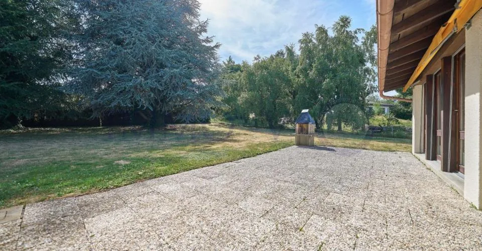 SPACIEUSE VILLA AVEC GRAND JARDIN IDYLLIQUE