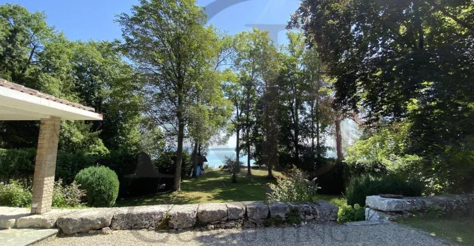 Villa au bord du lac, dotée d'un spacieux jardin - 9 mois (octobre 2026 à juin 2027)