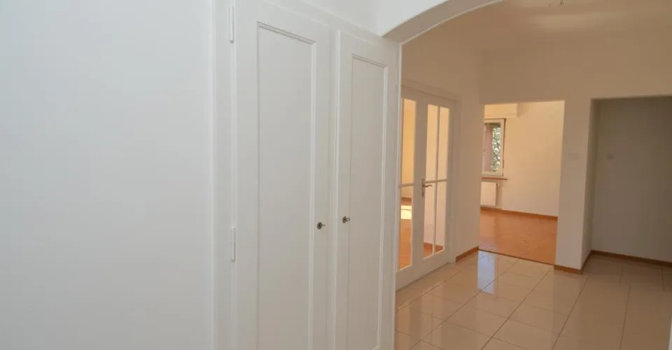 Lumineux et spacieux 5,5 pièces avec grand balcon, proche commodités – photo 3 sur 13