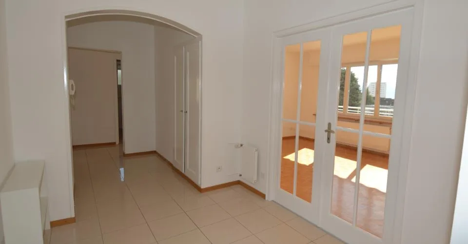 Lumineux et spacieux 5,5 pièces avec grand balcon, proche commodités – photo 4 sur 13