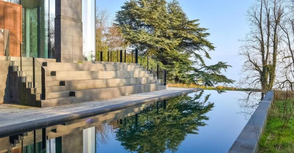 Propriété contemporaine d'exception avec accès privé au lac – photo 3 sur 6