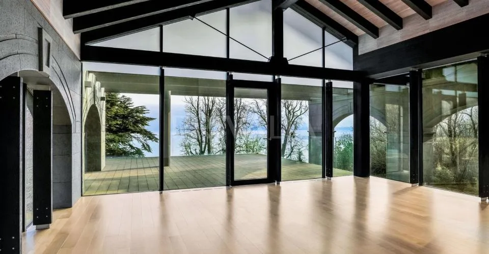 Propriété contemporaine d'exception avec accès privé au lac – photo 2 sur 6