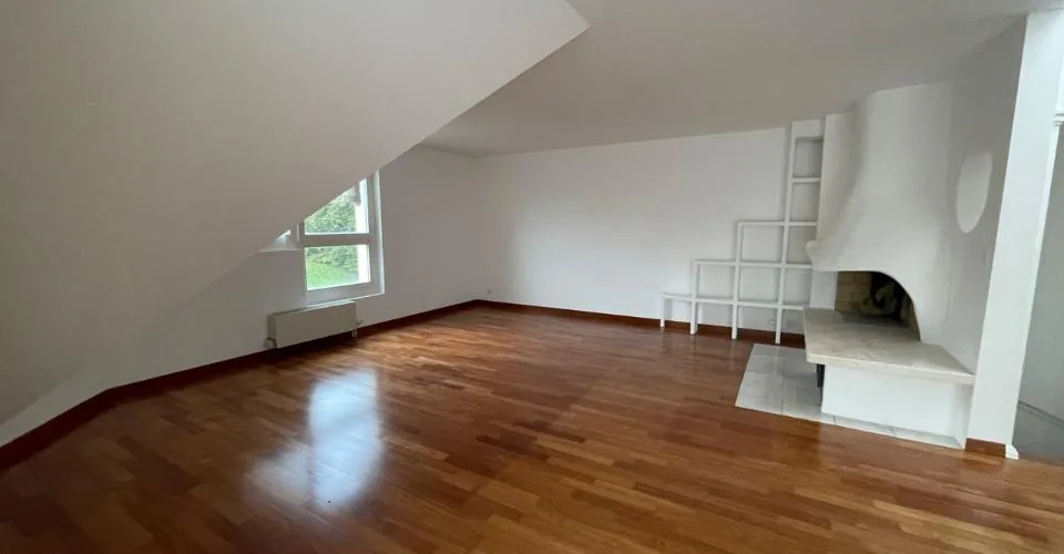 Schönes Duplex mit Balkon und Blick auf den Genfersee und den Mont Blanc.