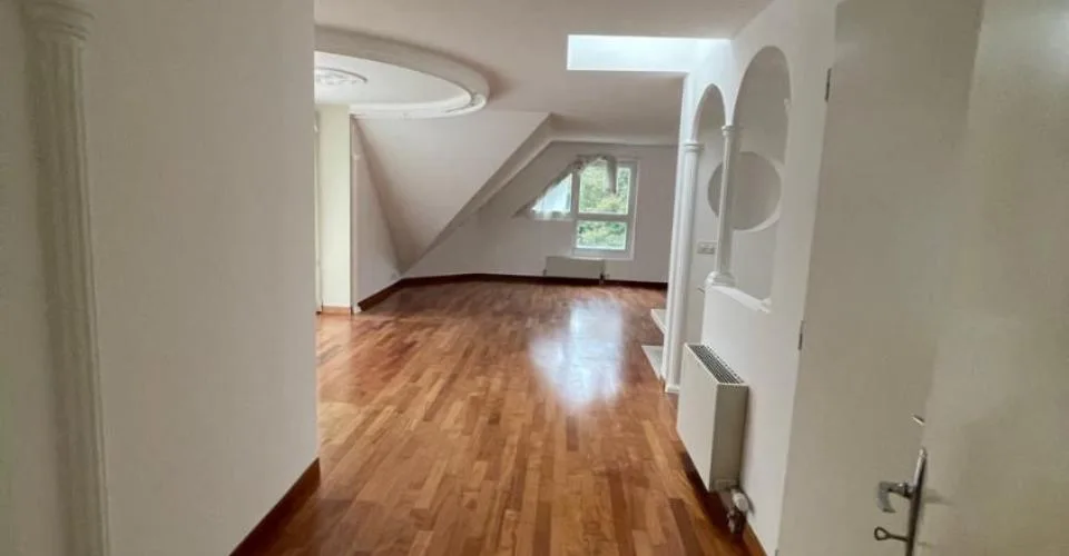 Schönes Duplex mit Balkon und Blick auf den Genfersee und den Mont Blanc.