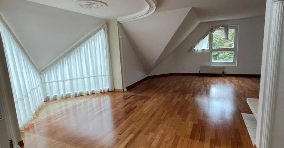 Schönes Duplex mit Balkon und Blick auf den Genfersee und den Mont Blanc.