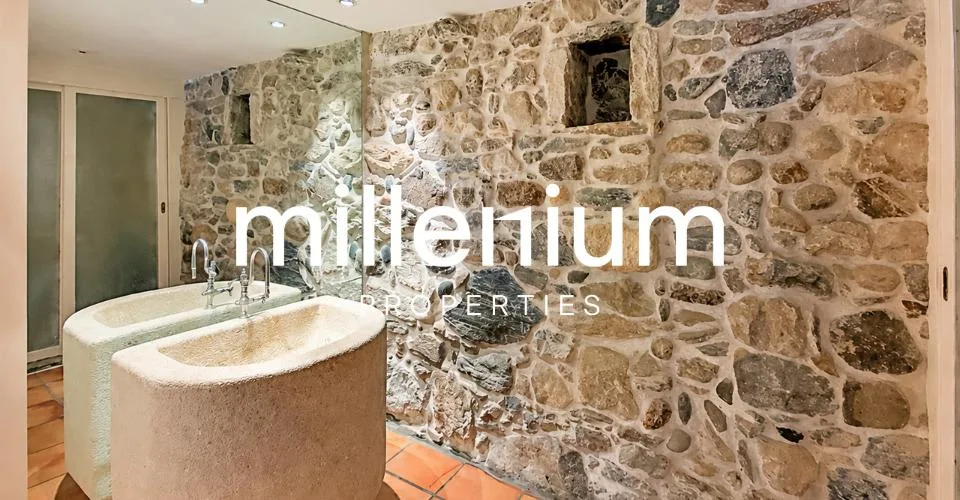 Propriété de caractère du XVIIIe siècle avec piscine intérieure
