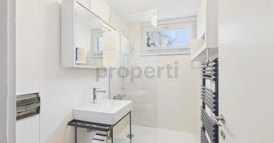 Wohnen in einer Ikone der Schweizer Architektur | Einzigartige 4.5-Zimmer-Maisonettewohnung im denkmalgeschützten Atelier-5-Ensemble in Flamatt