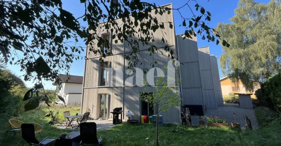 Bel appartement de 3.5 pièces en triplex avec jardin à Corminboeuf !