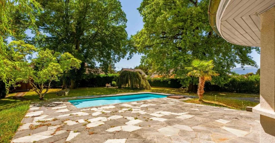 Prächtige Einzelvilla mit großem Garten – Foto 3 von 13