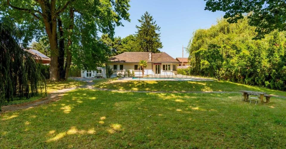 Prächtige Einzelvilla mit großem Garten – Foto 4 von 13