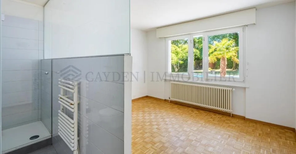 Prächtige Einzelvilla mit großem Garten – Foto 8 von 13