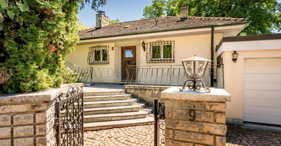 Prächtige Einzelvilla mit großem Garten – Foto 2 von 13