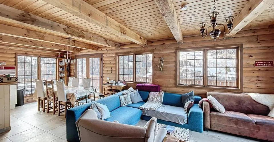 Chalet canadese in tronchi con due appartamenti e vista mozzafiato – foto 2 di 26