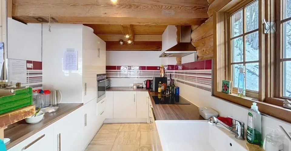 Chalet canadese in tronchi con due appartamenti e vista mozzafiato – foto 3 di 26
