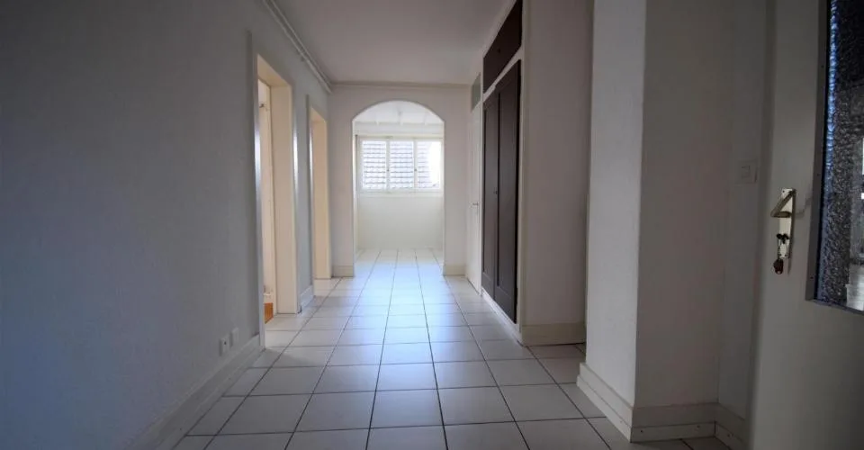 Très grand et lumineux 3.5 pièces avec grand balcon – Foto 8 von 9