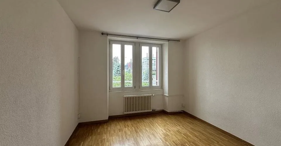 Appartement de 4.5 pièces au 1er étage avec une terrasse – Foto 8 von 12
