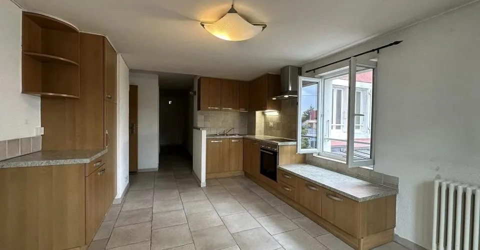 Appartement de 4.5 pièces au 1er étage avec une terrasse – Foto 4 von 12