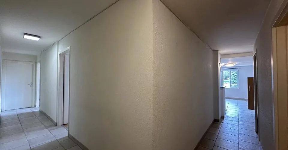 Appartement de 4.5 pièces au 1er étage avec une terrasse – Foto 6 von 12