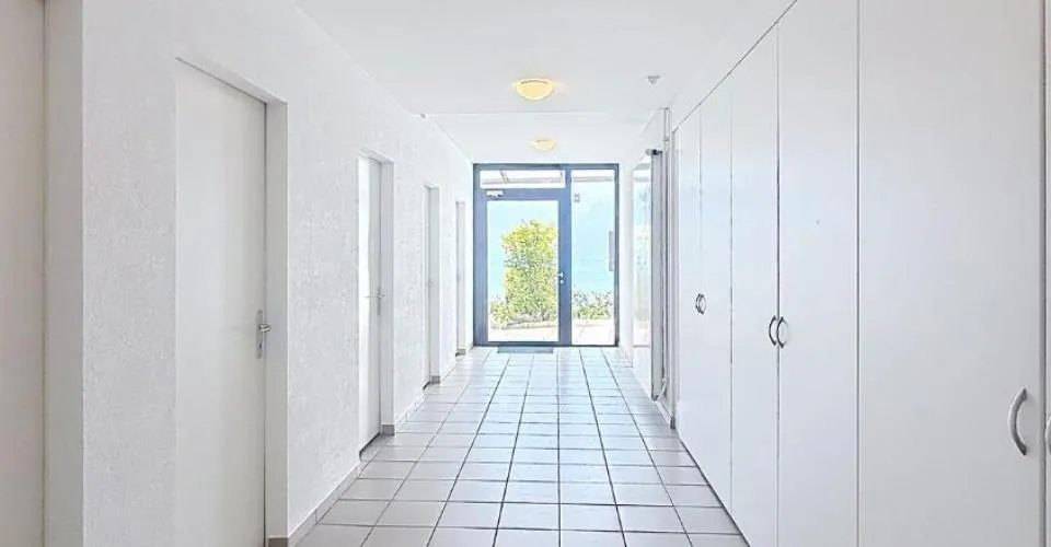 Un appartement baigné de lumière, une terrasse panoramique et une vue à couper le souffle sur le lac. – photo 2 sur 13