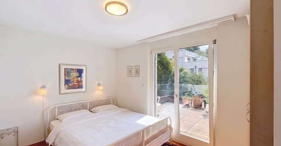 Un appartement baigné de lumière, une terrasse panoramique et une vue à couper le souffle sur le lac. – photo 10 sur 13