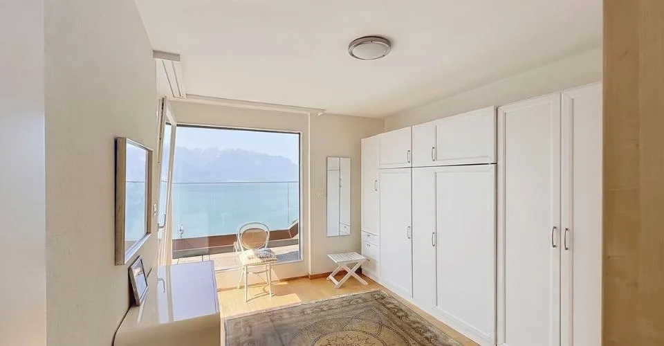 Un appartement baigné de lumière, une terrasse panoramique et une vue à couper le souffle sur le lac. – photo 11 sur 13