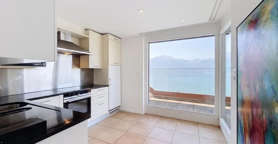 Un appartement baigné de lumière, une terrasse panoramique et une vue à couper le souffle sur le lac. – photo 6 sur 13