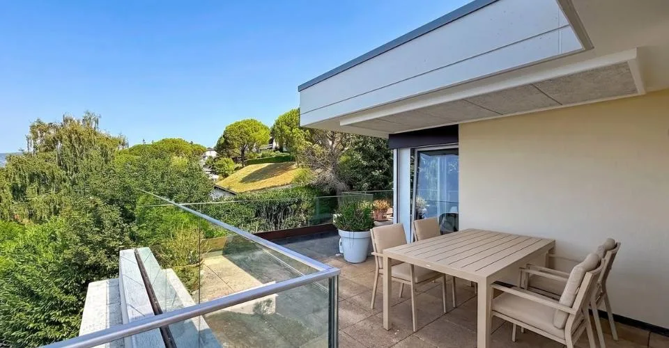 Un appartement baigné de lumière, une terrasse panoramique et une vue à couper le souffle sur le lac. – photo 8 sur 13