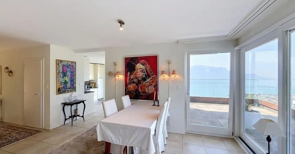 Un appartement baigné de lumière, une terrasse panoramique et une vue à couper le souffle sur le lac. – photo 3 sur 13