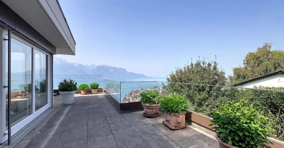 Un appartement baigné de lumière, une terrasse panoramique et une vue à couper le souffle sur le lac. – photo 5 sur 13
