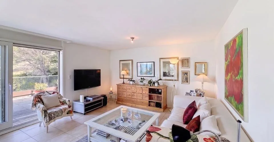 Un appartement baigné de lumière, une terrasse panoramique et une vue à couper le souffle sur le lac. – photo 4 sur 13