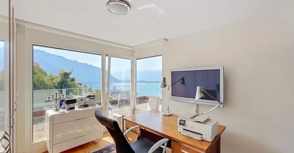 Un appartement baigné de lumière, une terrasse panoramique et une vue à couper le souffle sur le lac. – photo 12 sur 13