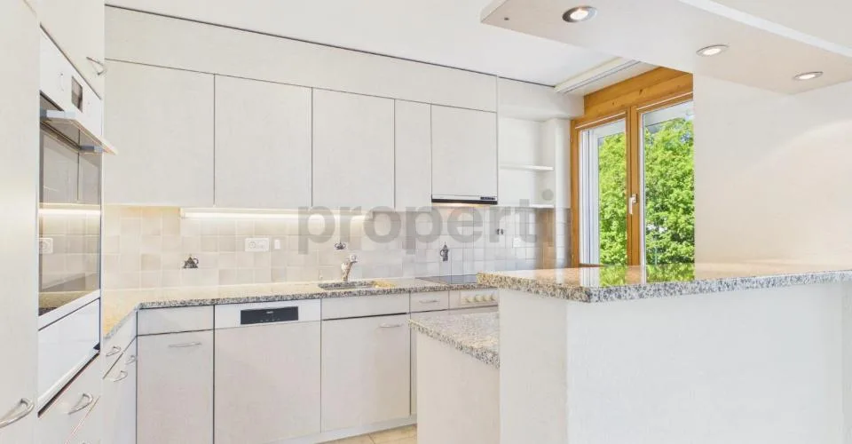Newly renovated 4.5-room elegant apartment with private parking, Bubendorf