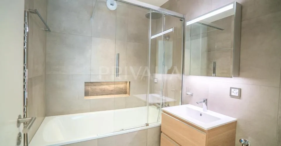 Bel appartement contemporain dans un environnement calme et verdoyant